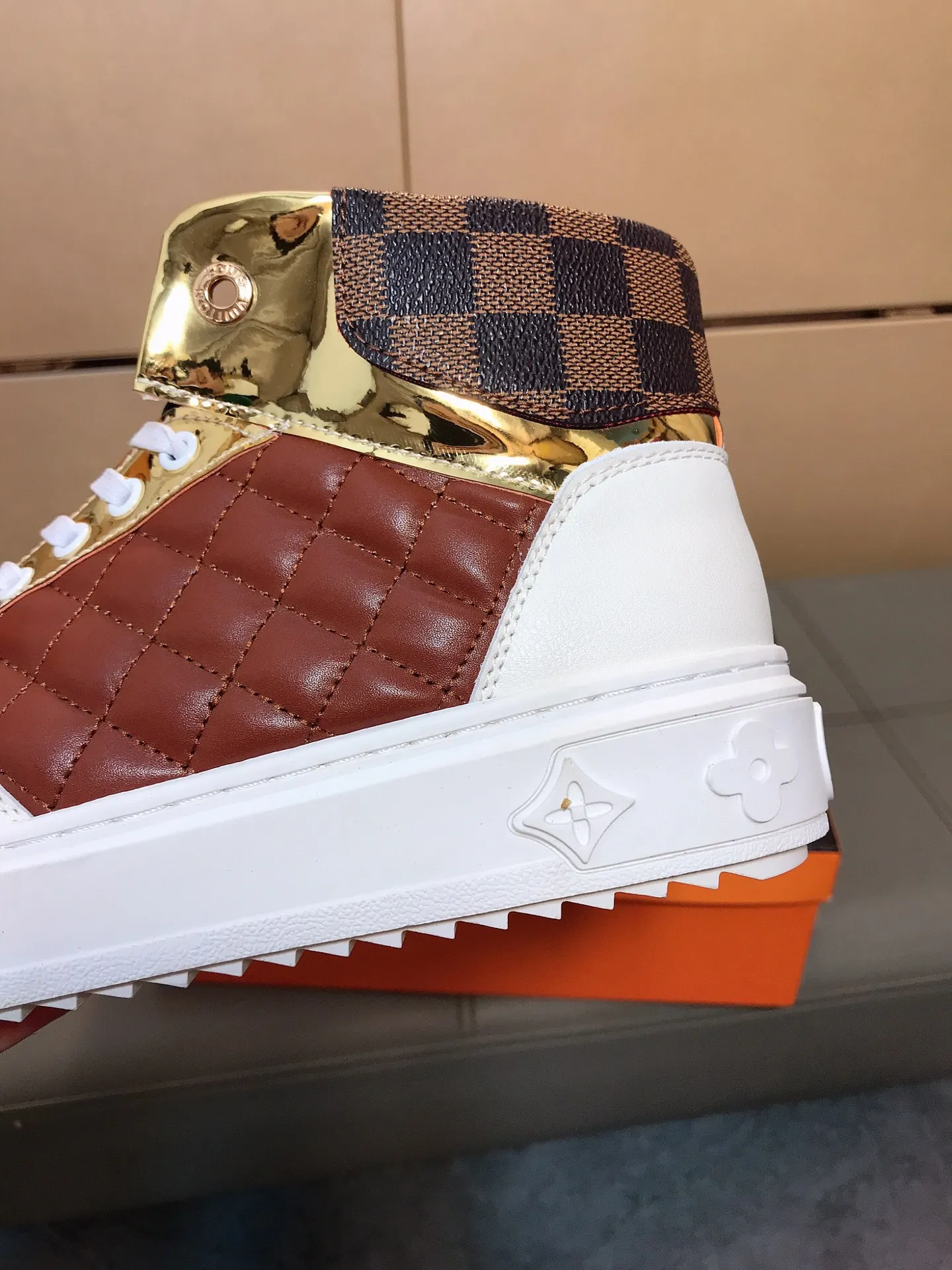 Factory price 400 👟👟🤝 (LV Louis Vuitton) New Korean style high-top casual shoes for men [Proud] hot style, imported cowhide with original printing, genuine leather lining, wear-resistant and non-slip rubber outsole. If you are still worried about wearing matching shoes, then these shoes are your best choice! Code number: 38-44